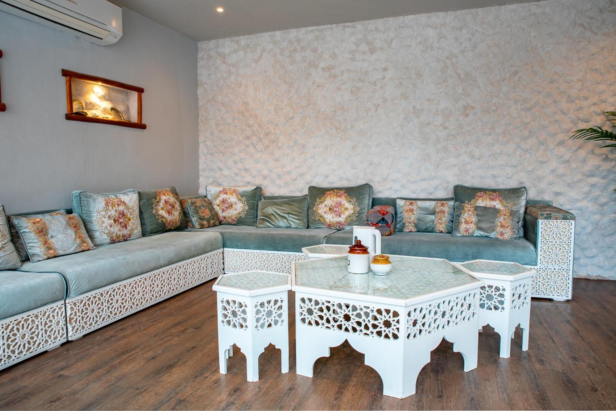 Elegant Garden Stay With 2 Living Areas, 2 Bedrooms, 1 Full And 1 Half Bath For 6 Guests Umm Al Amad Exteriör bild