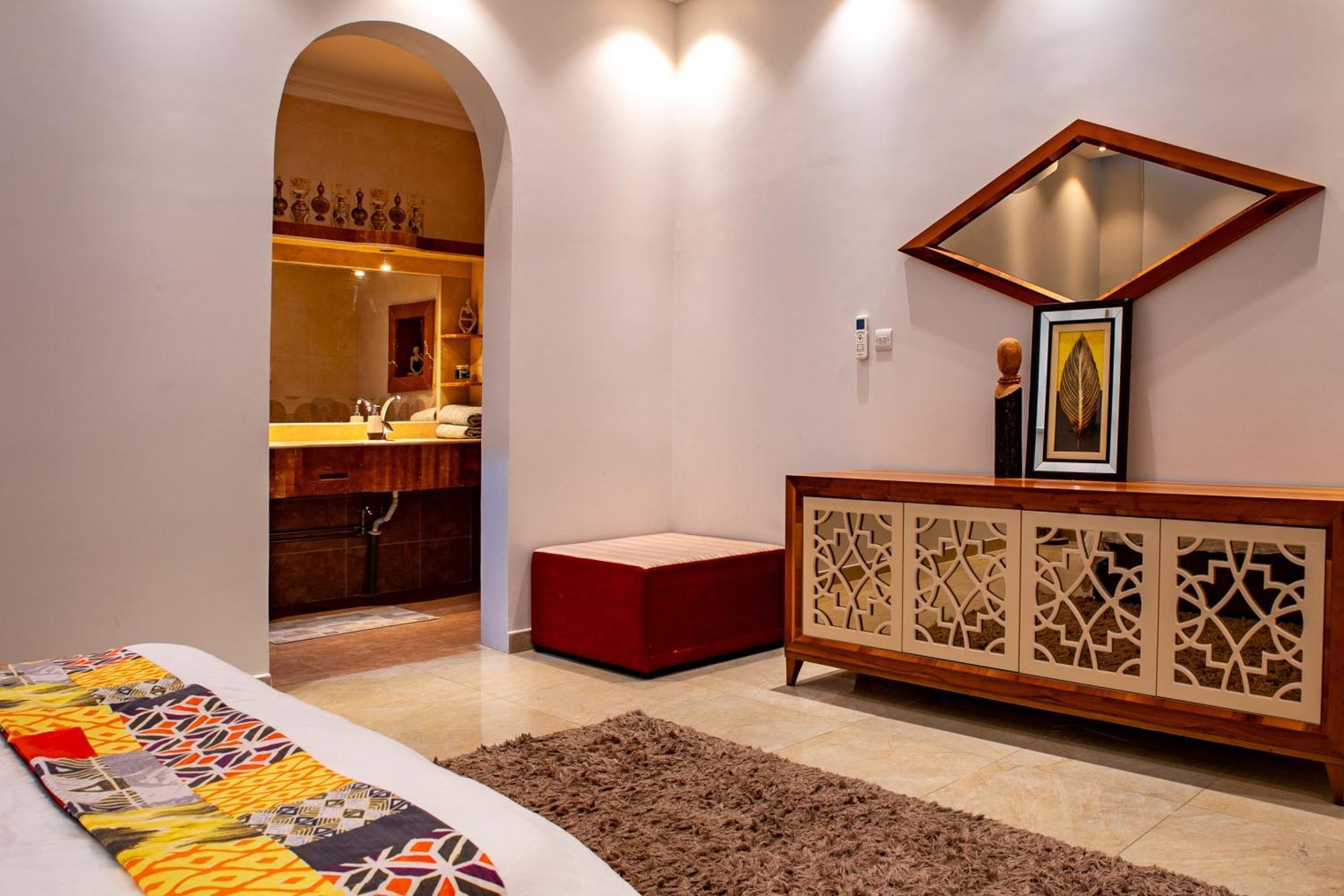 Elegant Garden Stay With 2 Living Areas, 2 Bedrooms, 1 Full And 1 Half Bath For 6 Guests Umm Al Amad Exteriör bild