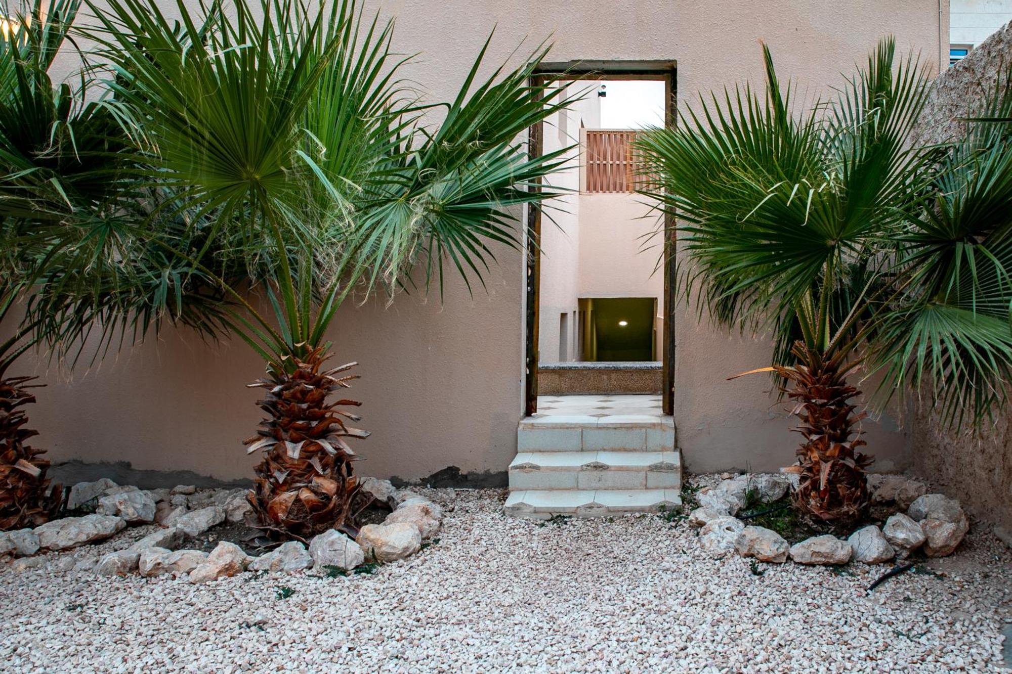 Elegant Garden Stay With 2 Living Areas, 2 Bedrooms, 1 Full And 1 Half Bath For 6 Guests Umm Al Amad Exteriör bild